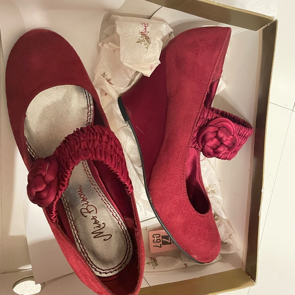 Burgundy wedge